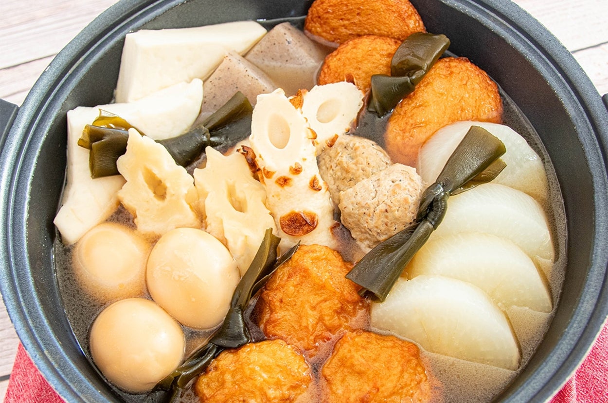 鍋に入った様々な具材の入ったおでん。卵、大根、ちくわなどが見える。