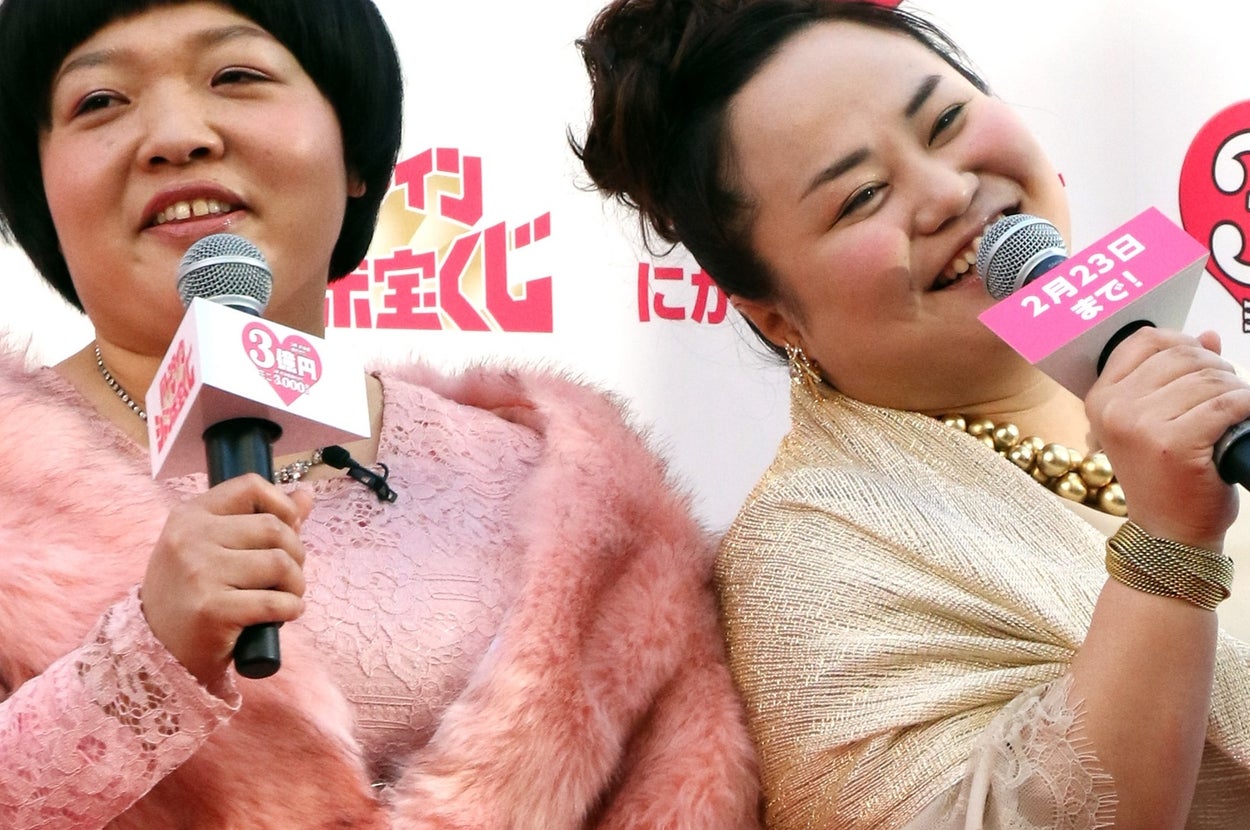 オカリナさん（左）とゆいPさん（右）（時事通信フォト）