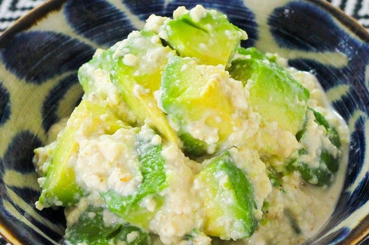 ボウルに盛り付けられたアボカドとクリーミードレッシングのサラダ。