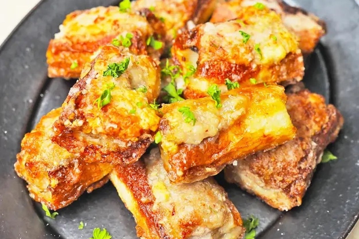 お皿に盛られた焼いたチーズとパセリがのった料理。