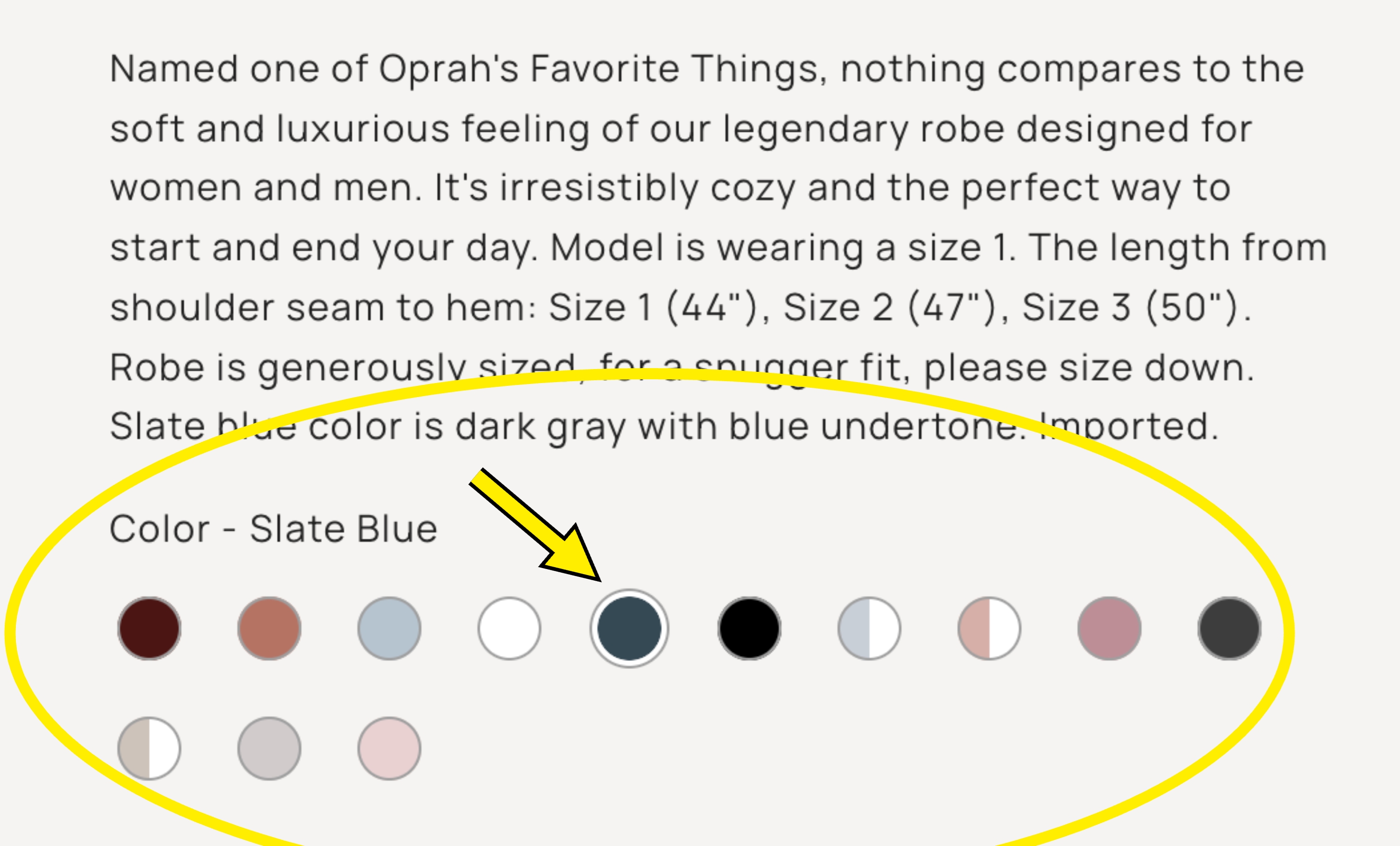 Tekstsammendrag: Beskrivelse av en koselig kappe, tilgjengelig i tre størrelser og en skiferblå farge med mørkegrå og blå undertoner