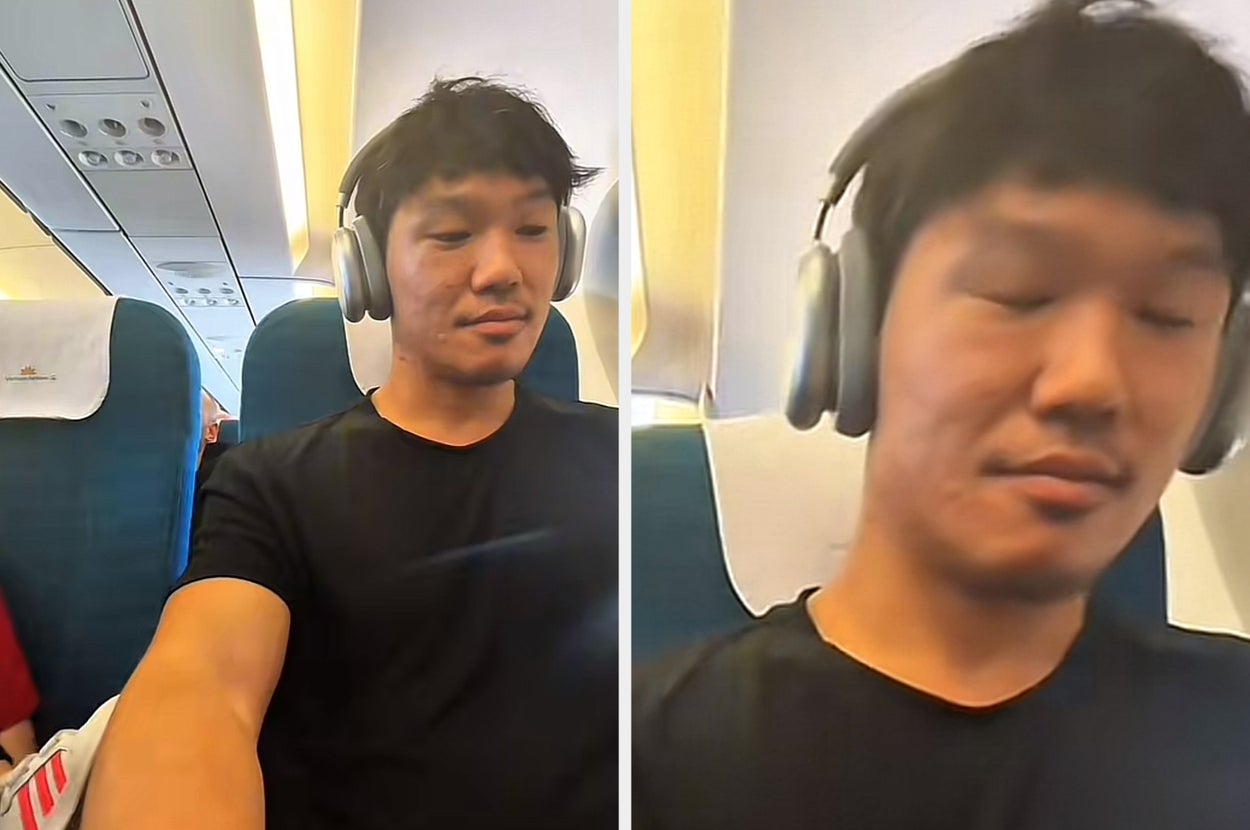 飛行機の座席に座ってヘッドフォンを付けている男性。静かに過ごしている様子。