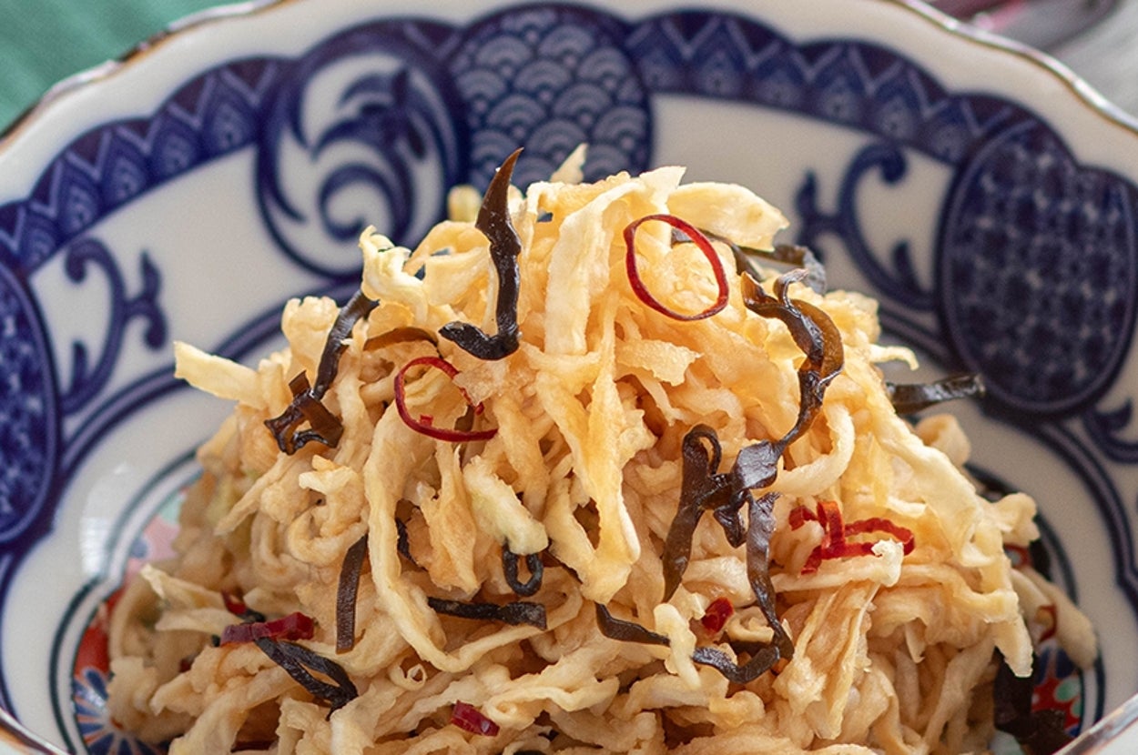 切り干し大根と昆布の和え物が伝統的な模様の器に盛られている。