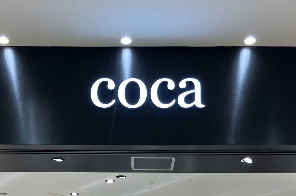 黒地に白で「coca」と書かれた看板。