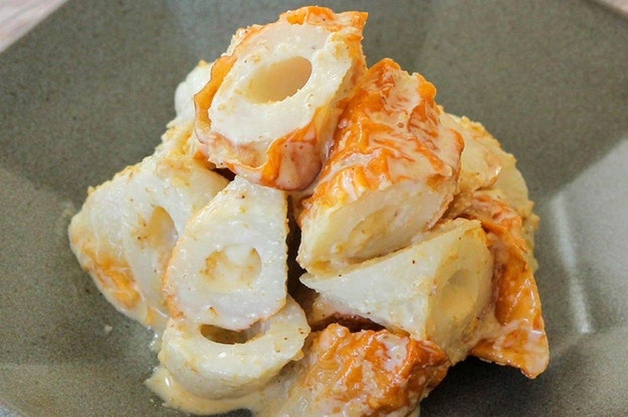 練り物のちくわを使用したクリーミーな和風料理が皿に盛られている。