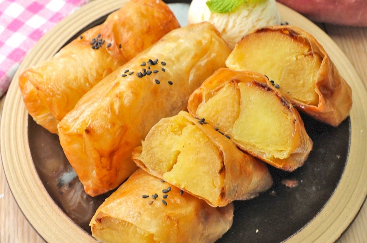 焼き芋パイが皿に盛られ、アイスクリームが添えられている。