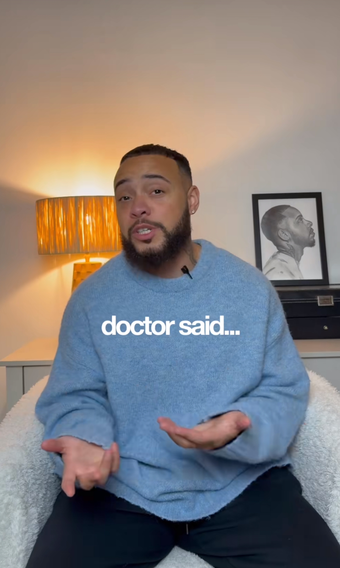 En person i et koselig rom gestikulerer uttrykksfullt. Overleggsteksten lyder 