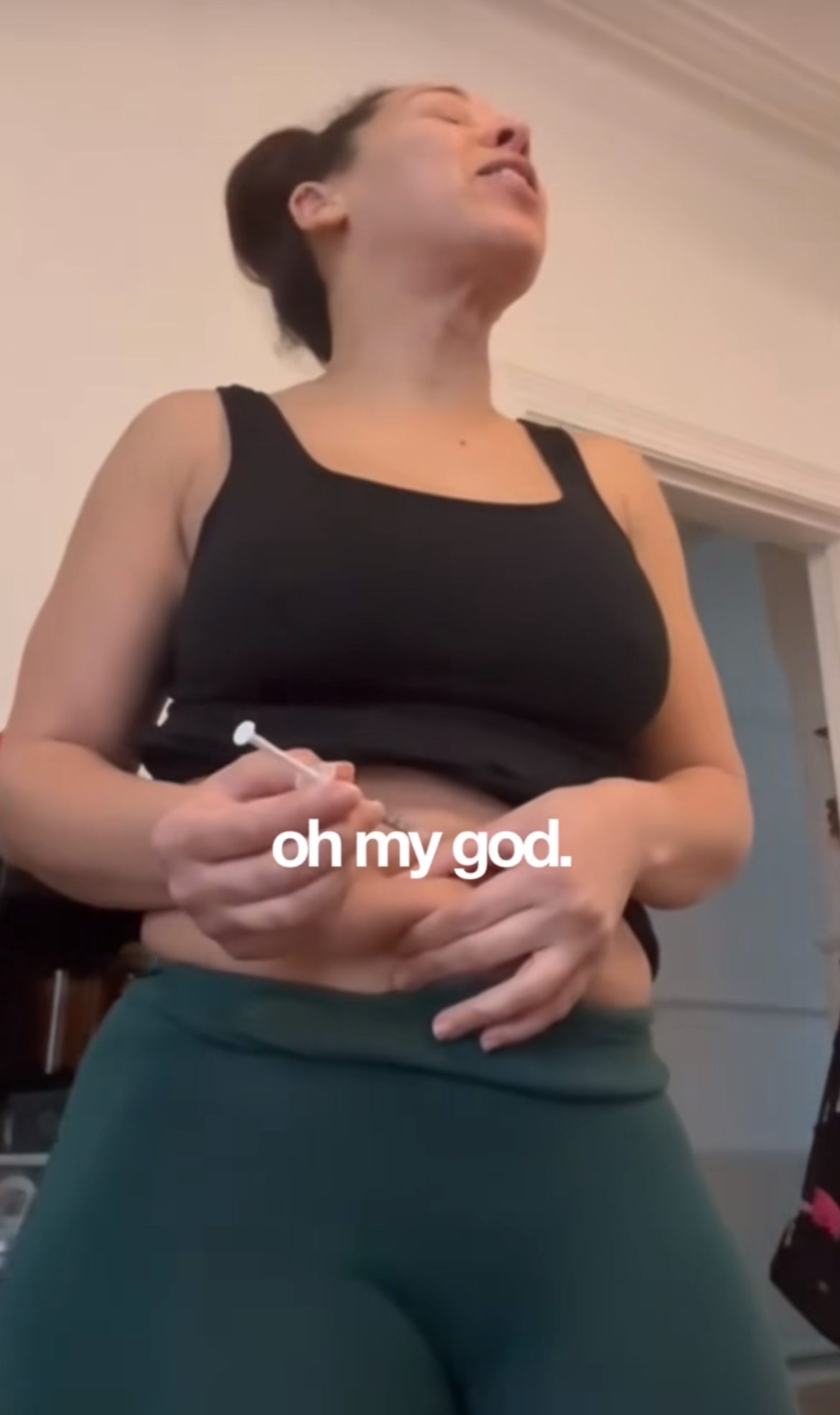 Person i atletisk slitasje har klypende mage med en injeksjonspenn, og ser oppover. Teksten lyder: "herregud."