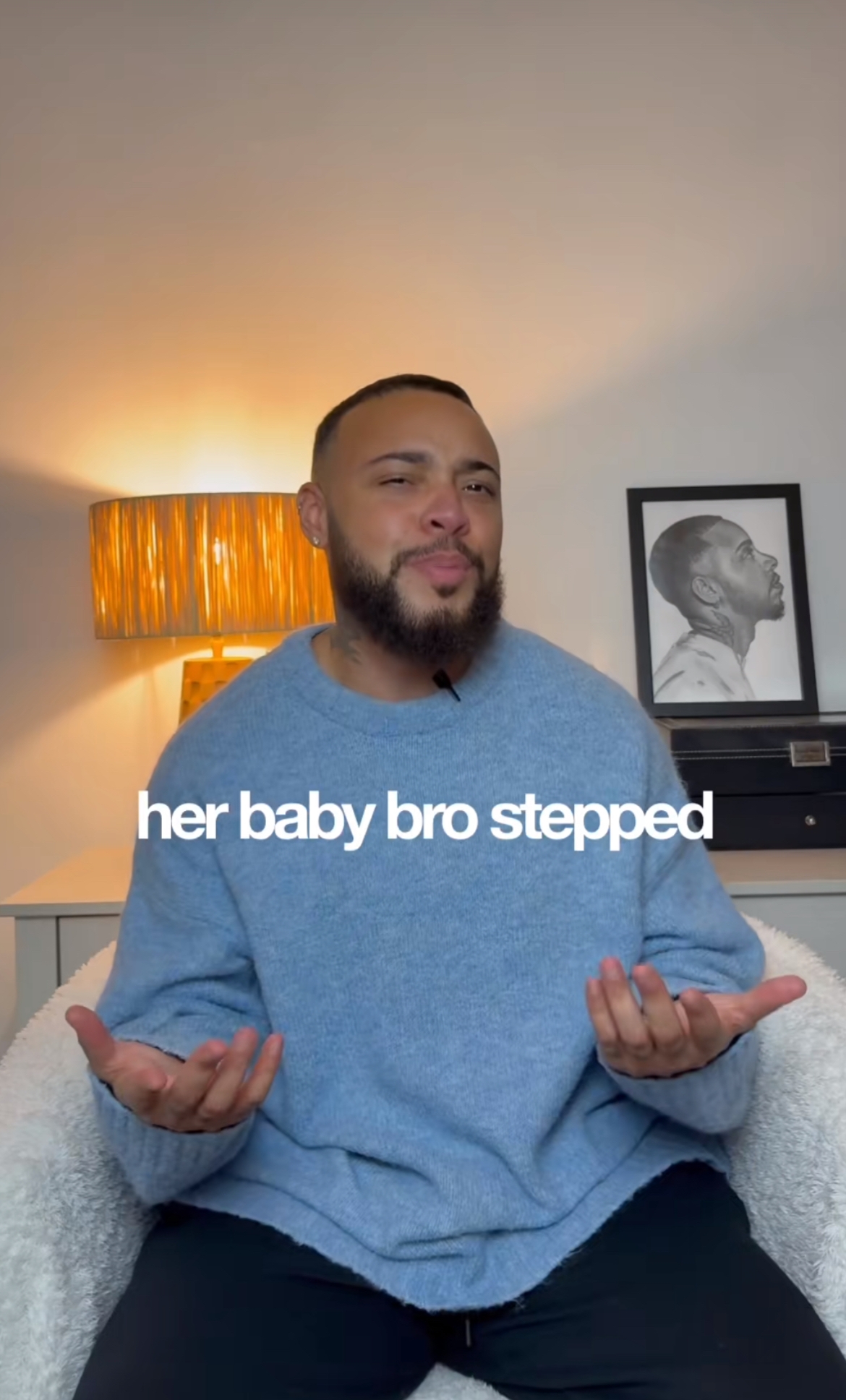 En person sitter i et koselig rom med en lampe og innrammet kunst og ser underholdt ut med tekst over seg som lyder: 