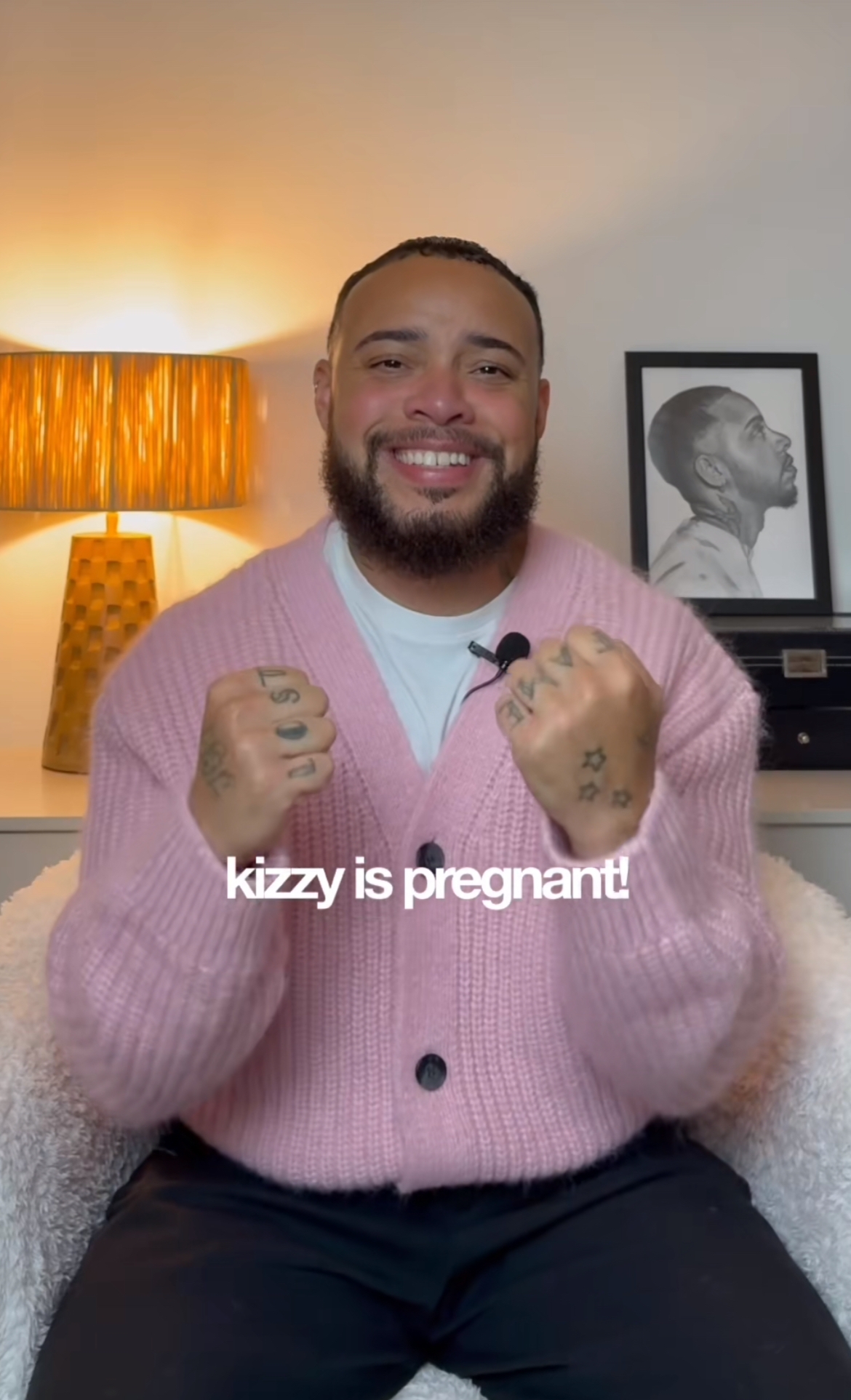 Person i koselig genser, sittende gledelig med hevenevene. Teksten lyder: 