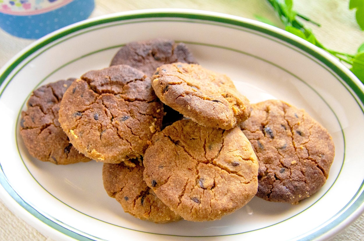 皿に盛られた数枚のクッキー。背景には緑の葉が見える。