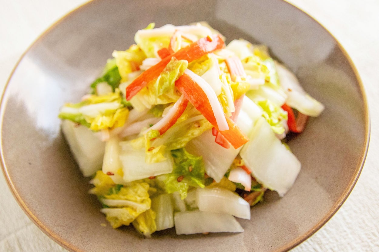 ボウルに入った白菜と赤パプリカのサラダ。新鮮な野菜の簡単な一品。