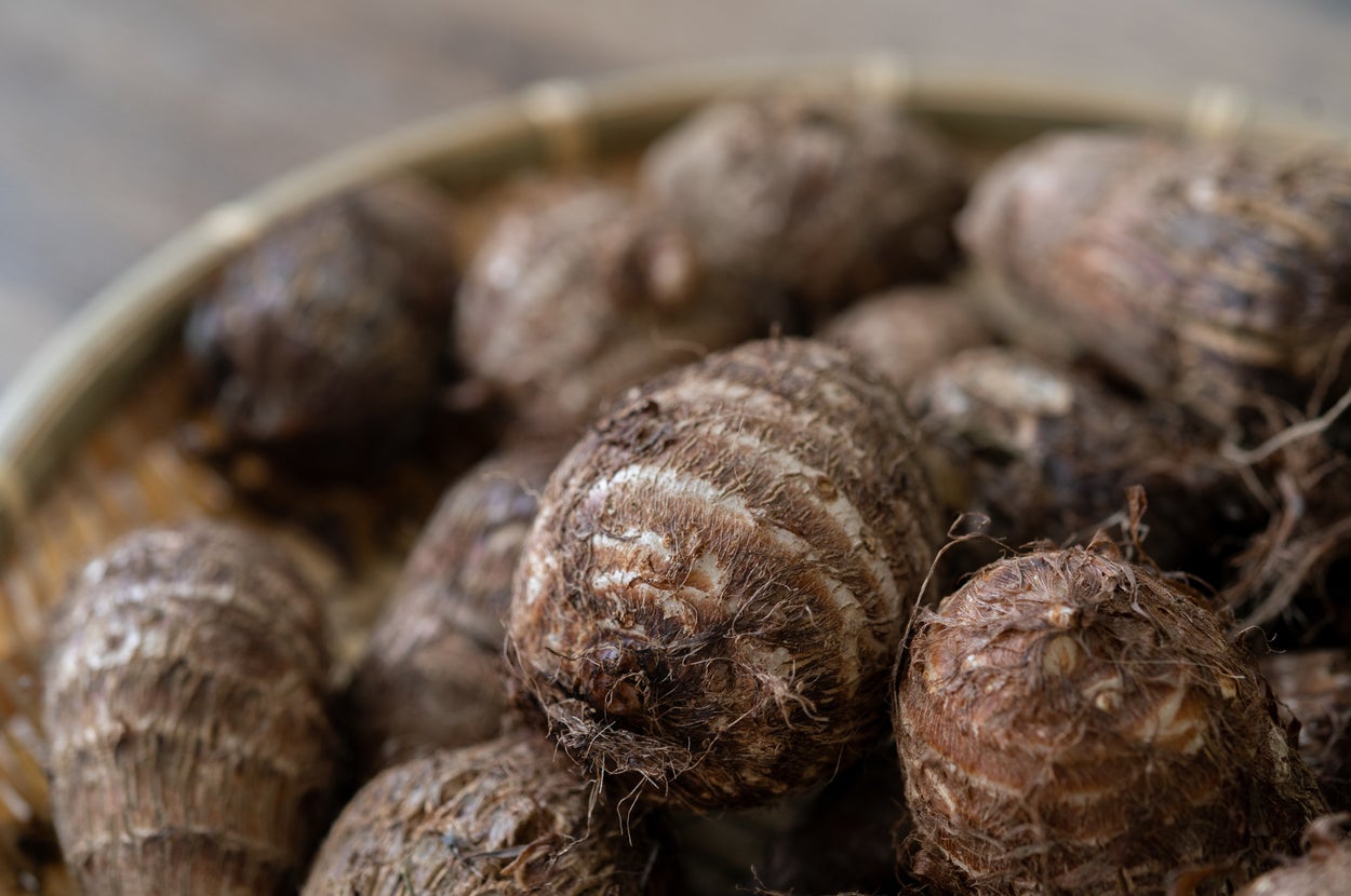 カゴに入ったいくつかの里芋が並んでいる。