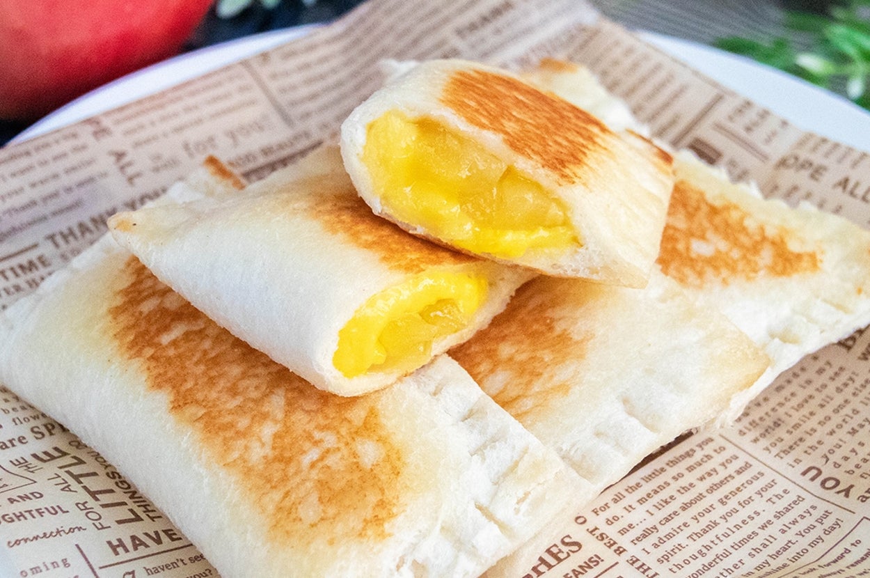 食パンで作るアップルカスタードパイ。新聞風の紙に乗せられている。