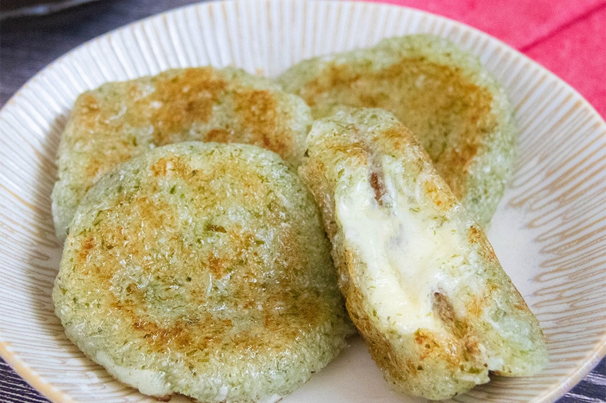 お皿に盛られたのり塩チーズ大根もち。片方は中にチーズが見えるように割られている。