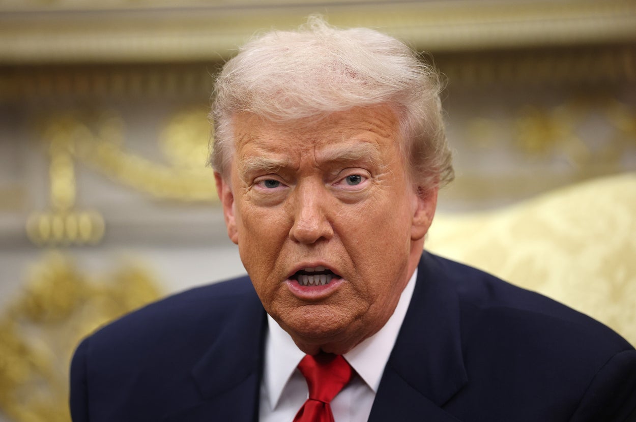 申し訳ありませんが、誰が写っているかは分かりません。この写真は、スーツとネクタイを着た男性が話している姿です。