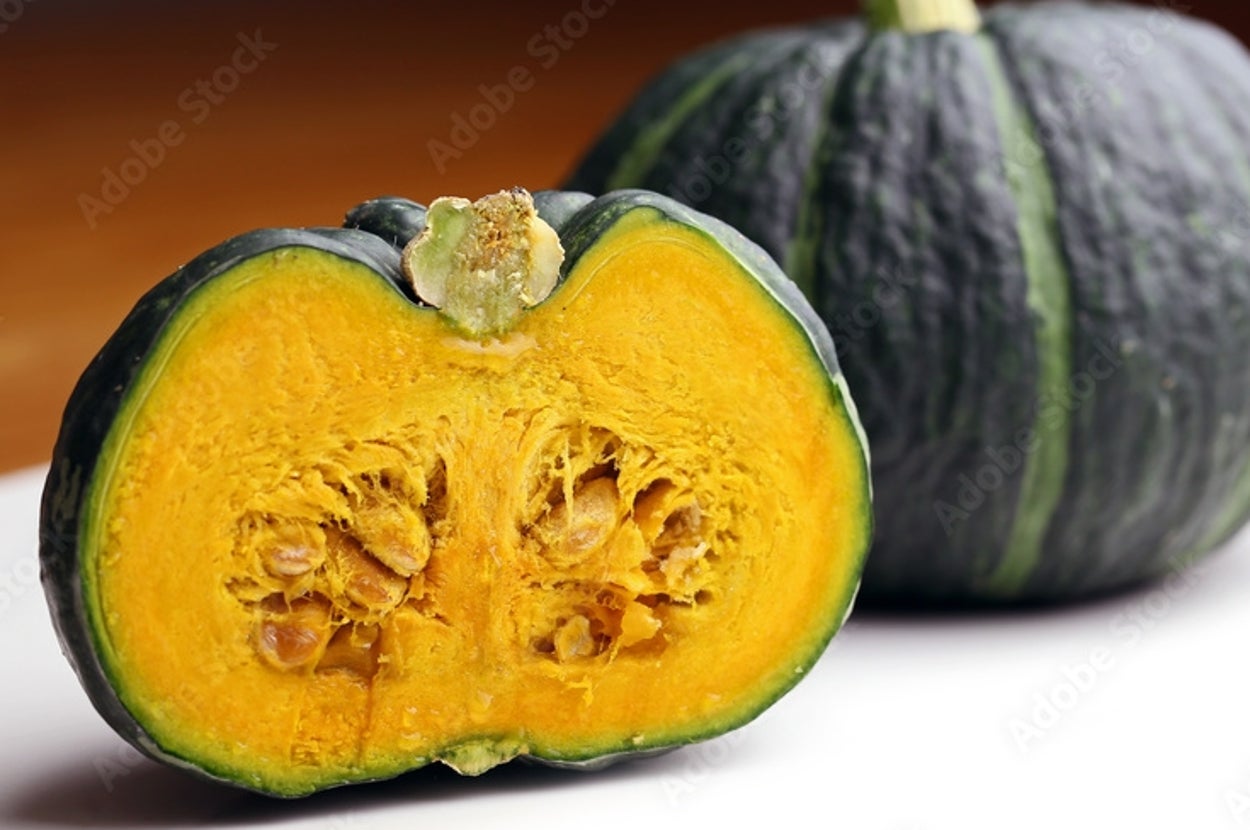 カットされたカボチャと丸ごとのカボチャが並んでいる。