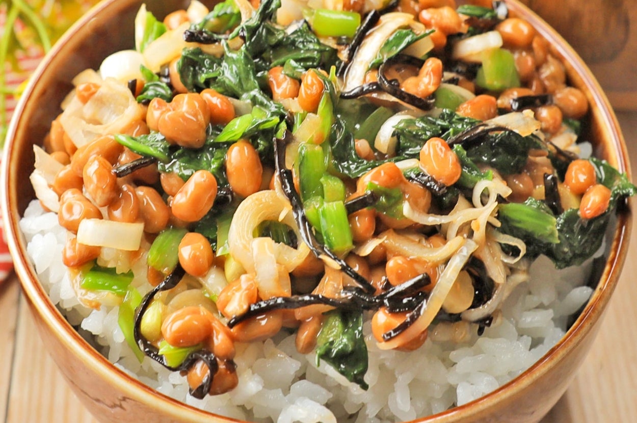 納豆、海藻、ネギ、ほうれん草をのせたご飯のボウル。