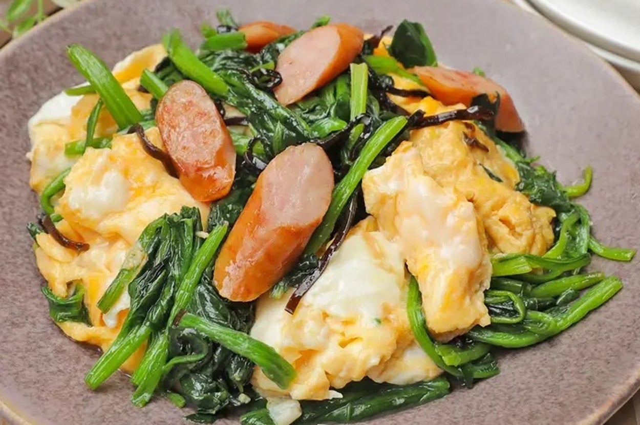 お皿の上に、ウインナーソーセージ、ほうれん草、ふわふわの卵の炒めものが盛られている料理。