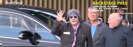 羽田空港に到着後、出迎えたファンに手を振るジョニー・デップさん