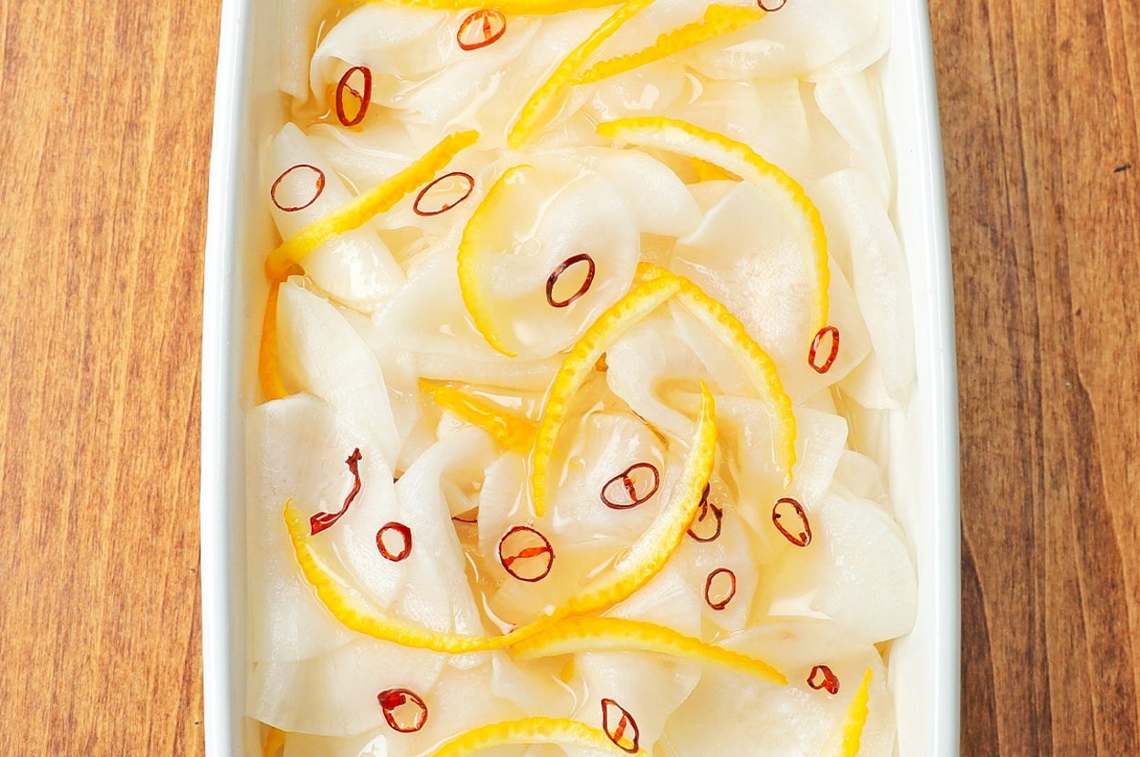 大根とスライスされた唐辛子、ゆずの皮が盛られた料理。