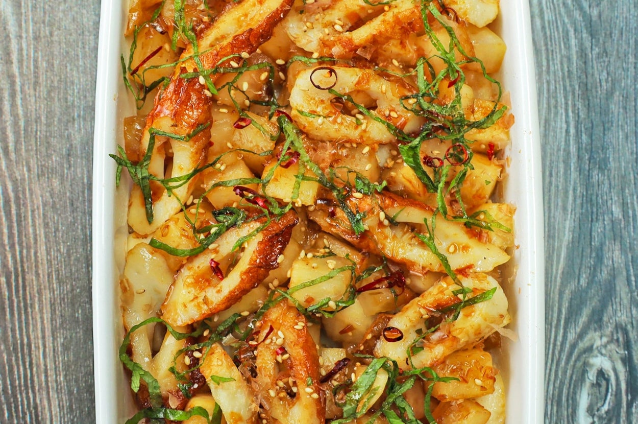 焼き餃子と刻んだ野菜がトッピングされたお皿。