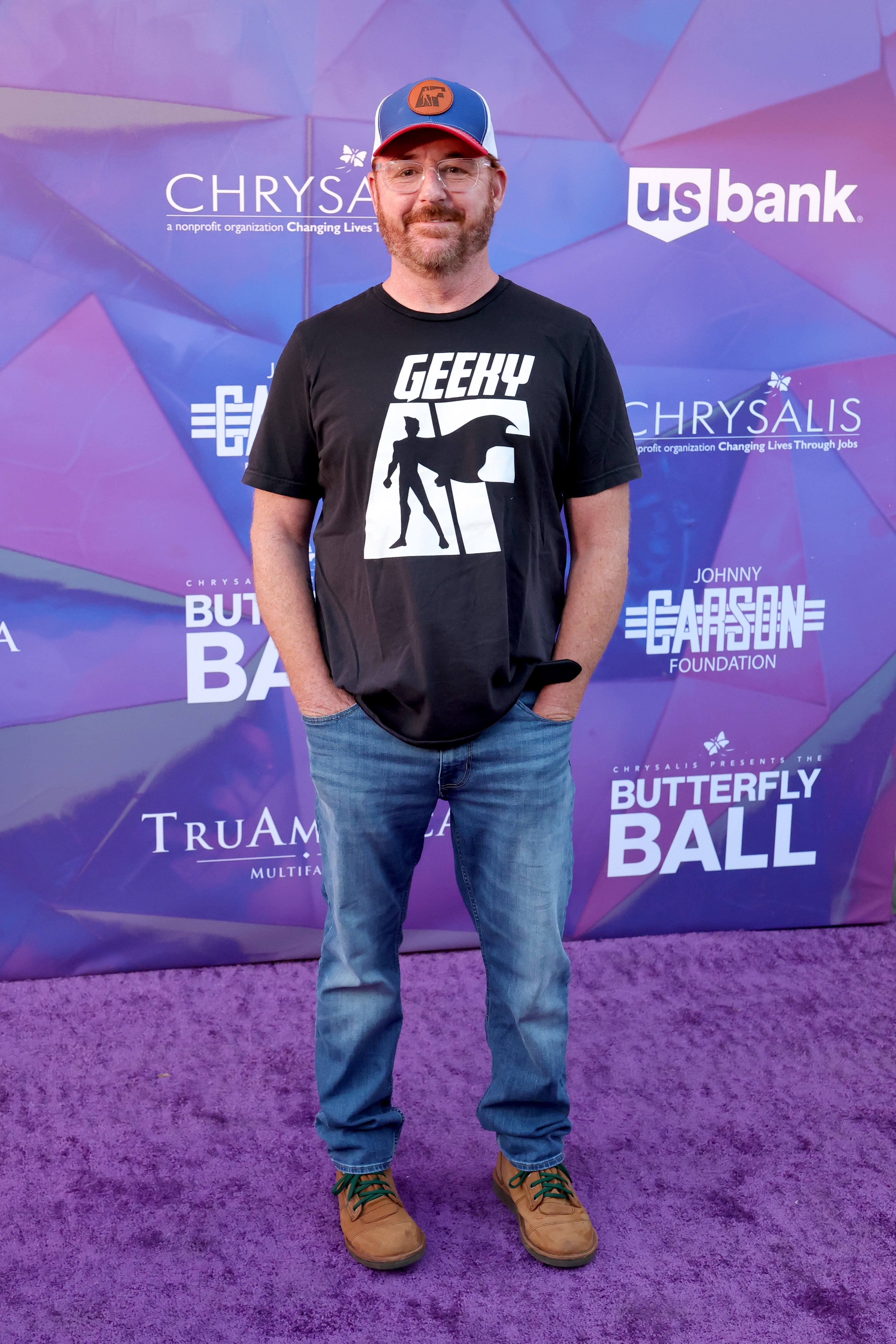 A man wearing a casual outfit and baseball cap