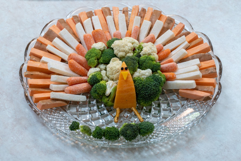 Vegetable platter with broccoli, cauliflower, carrots, and cheese arranged to resemble a turkey, ideal for festive occasions