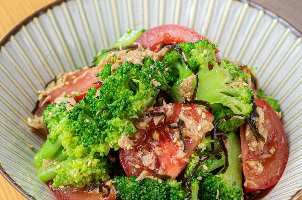 ブロッコリーとトマトのサラダが器に盛り付けられている。