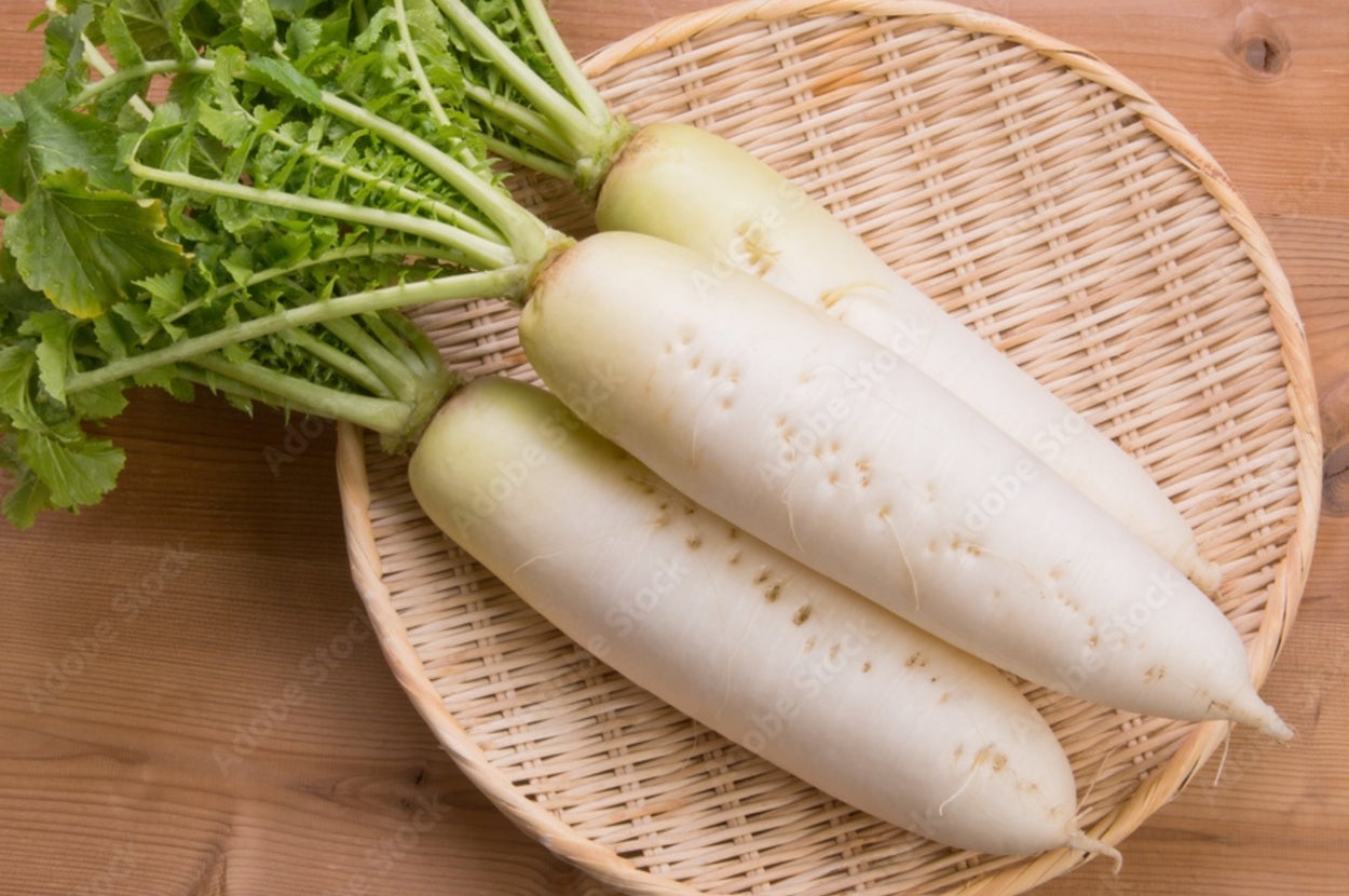 ざるの上に置かれた3本の大根。