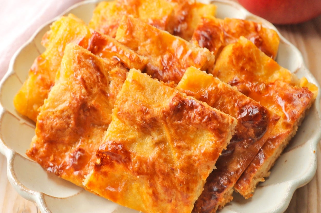 リンゴとキャラメルがトッピングされた四角いケーキが皿に盛られている。