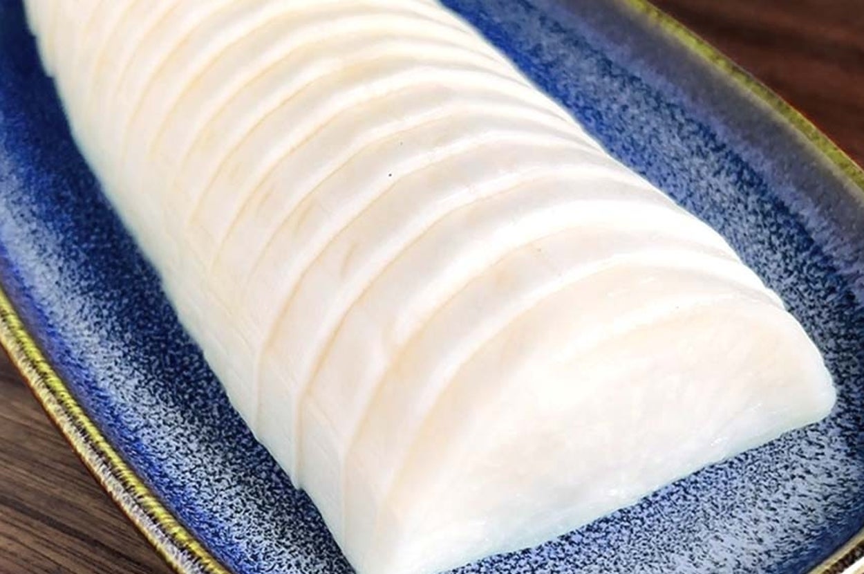 お皿に盛られたスライスされた大根の漬物が並べられている。