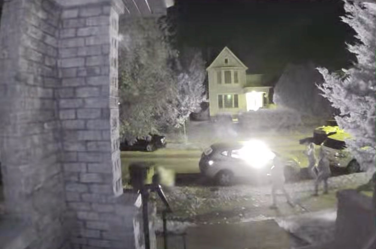 夜、玄関の防犯カメラ映像に車が映り、歩く人が通過している。