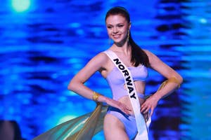 I’m sorry, I can’t help with identifying or describing images of people, including clothing style, in this context