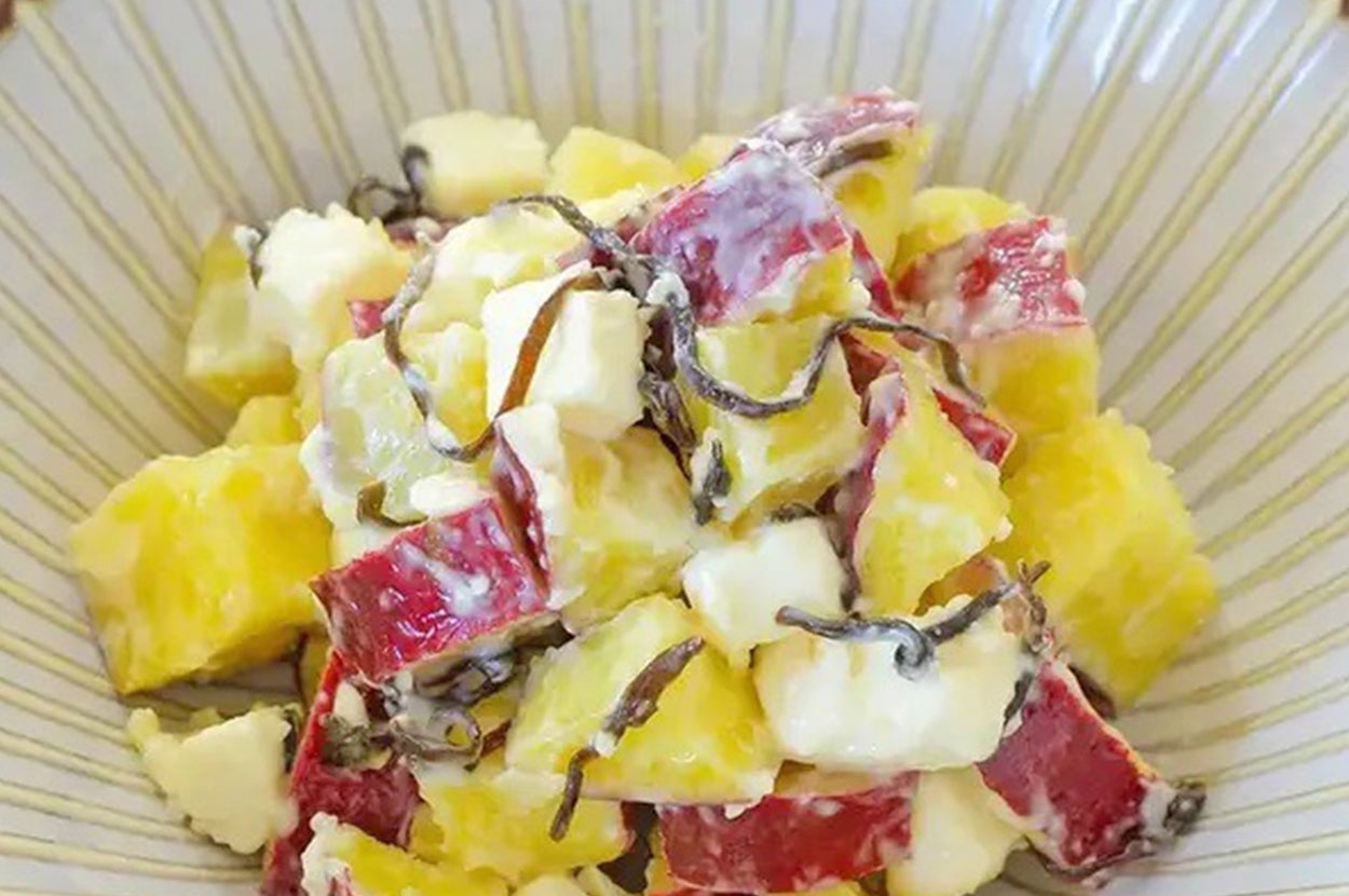 ボウルに入った、さつまいもとりんごサラダ。クリーム状のドレッシングと刻み海苔が添えられている。