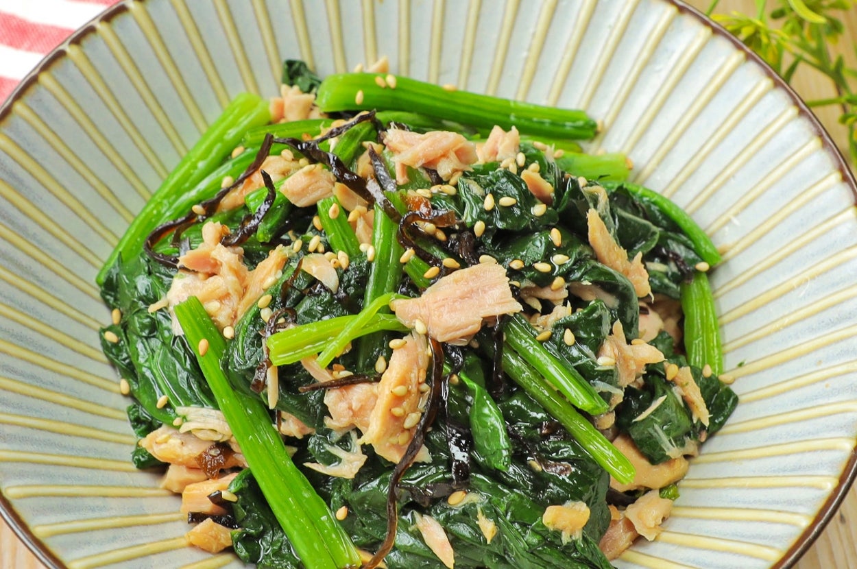 さっと湯がいたほうれん草とツナ、ゴマで和えた和風サラダが皿に盛られている。