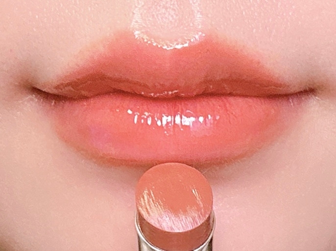 口紅を塗る直前の唇のアップ。自然なツヤが強調されています。