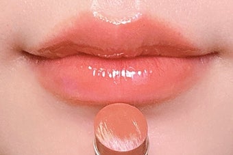 口紅を塗る直前の唇のアップ。自然なツヤが強調されています。