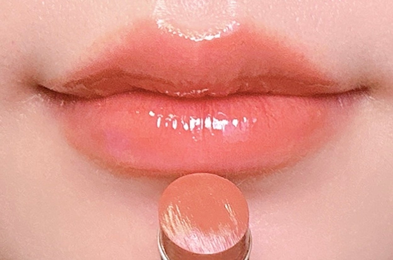 口紅を塗る直前の唇のアップ。自然なツヤが強調されています。