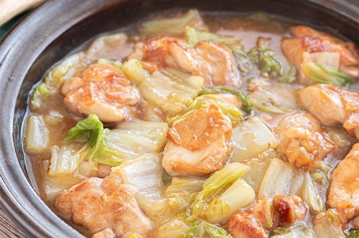 白菜と鶏肉の煮込み料理が陶器の鍋に盛られている。