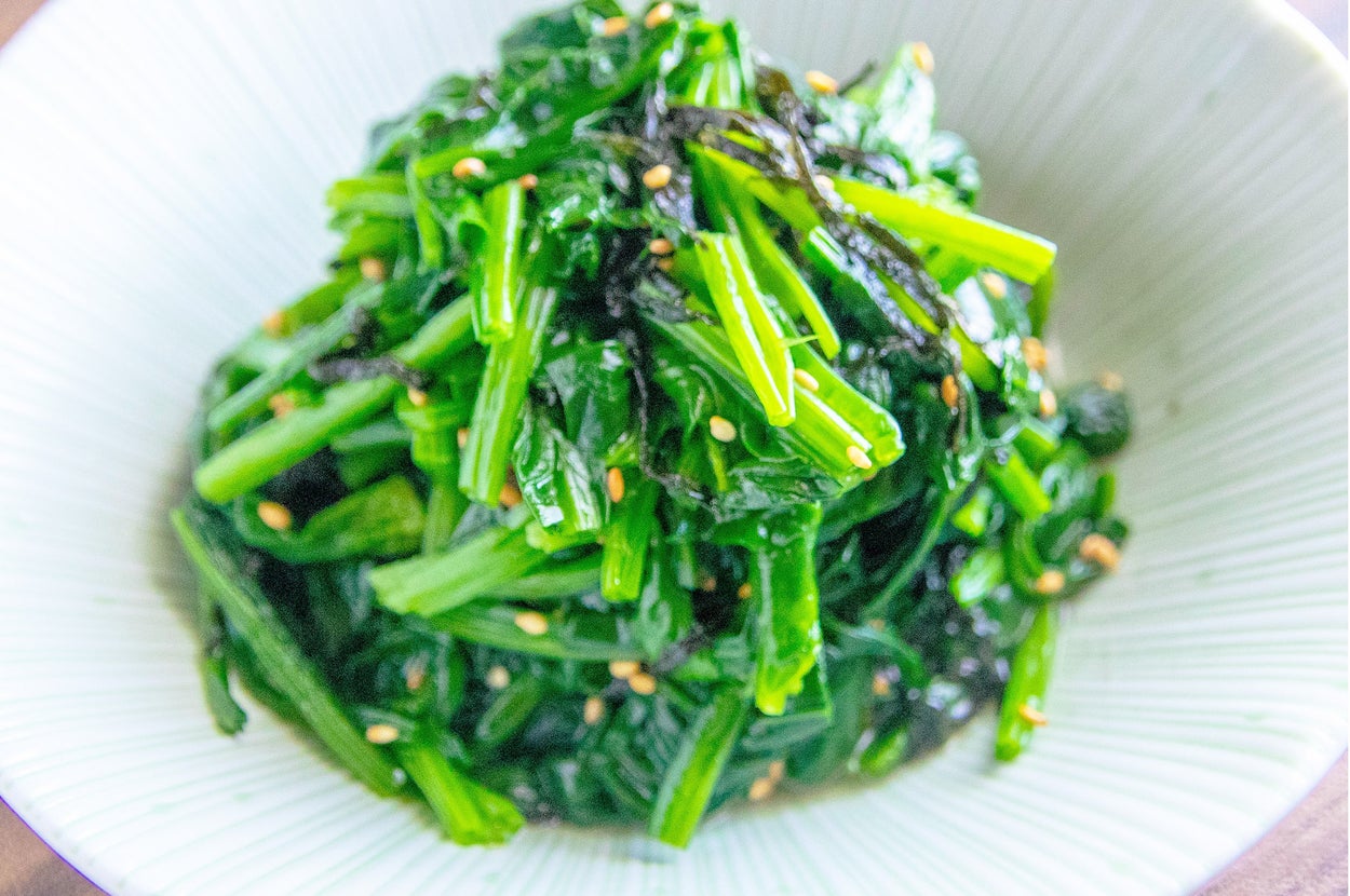 ほうれん草と海苔の和え物が白い器に盛られています。ゴマがトッピングされています。