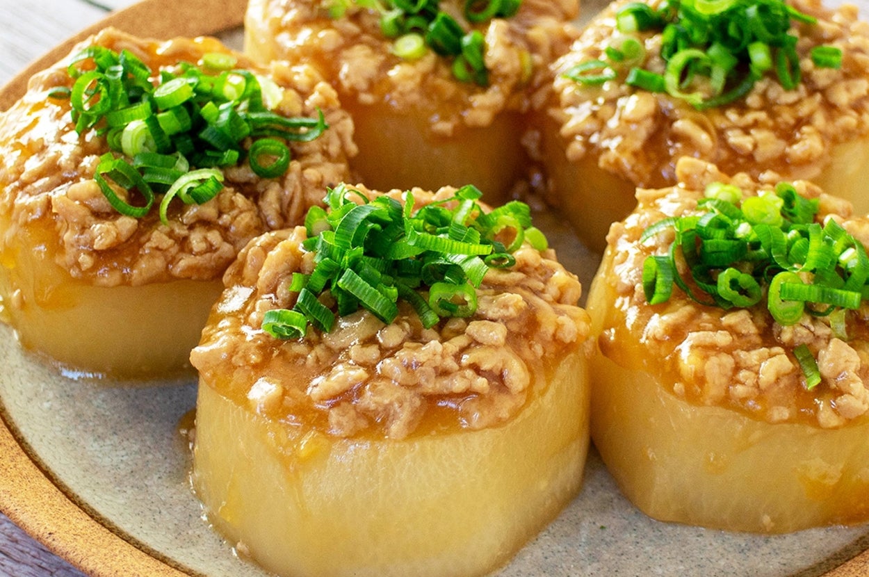 お皿に盛られた見た目が美しい大根料理、上にひき肉とネギがトッピングされています。