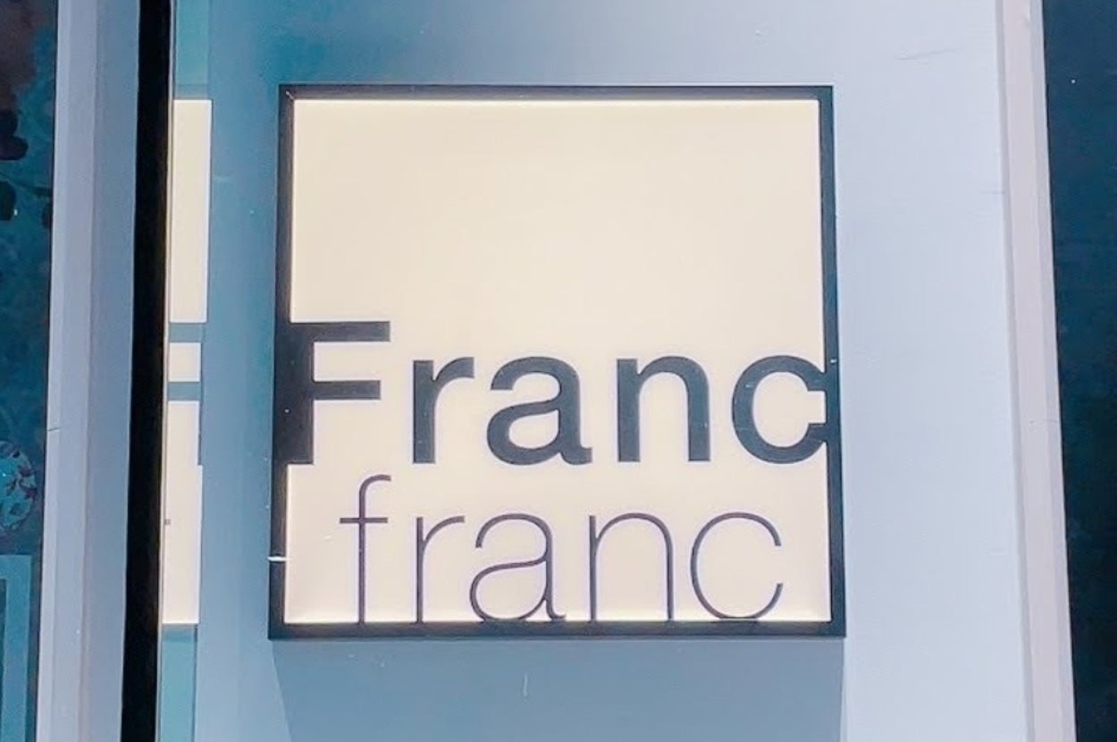 Francfrancのロゴが窓に表示された看板。