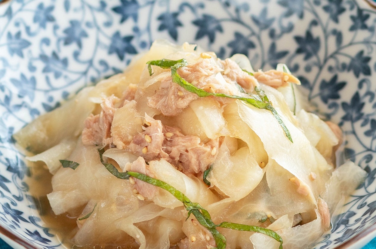 和柄の器に盛られたキャベツとツナの和え物。シンプルで爽やかな料理。