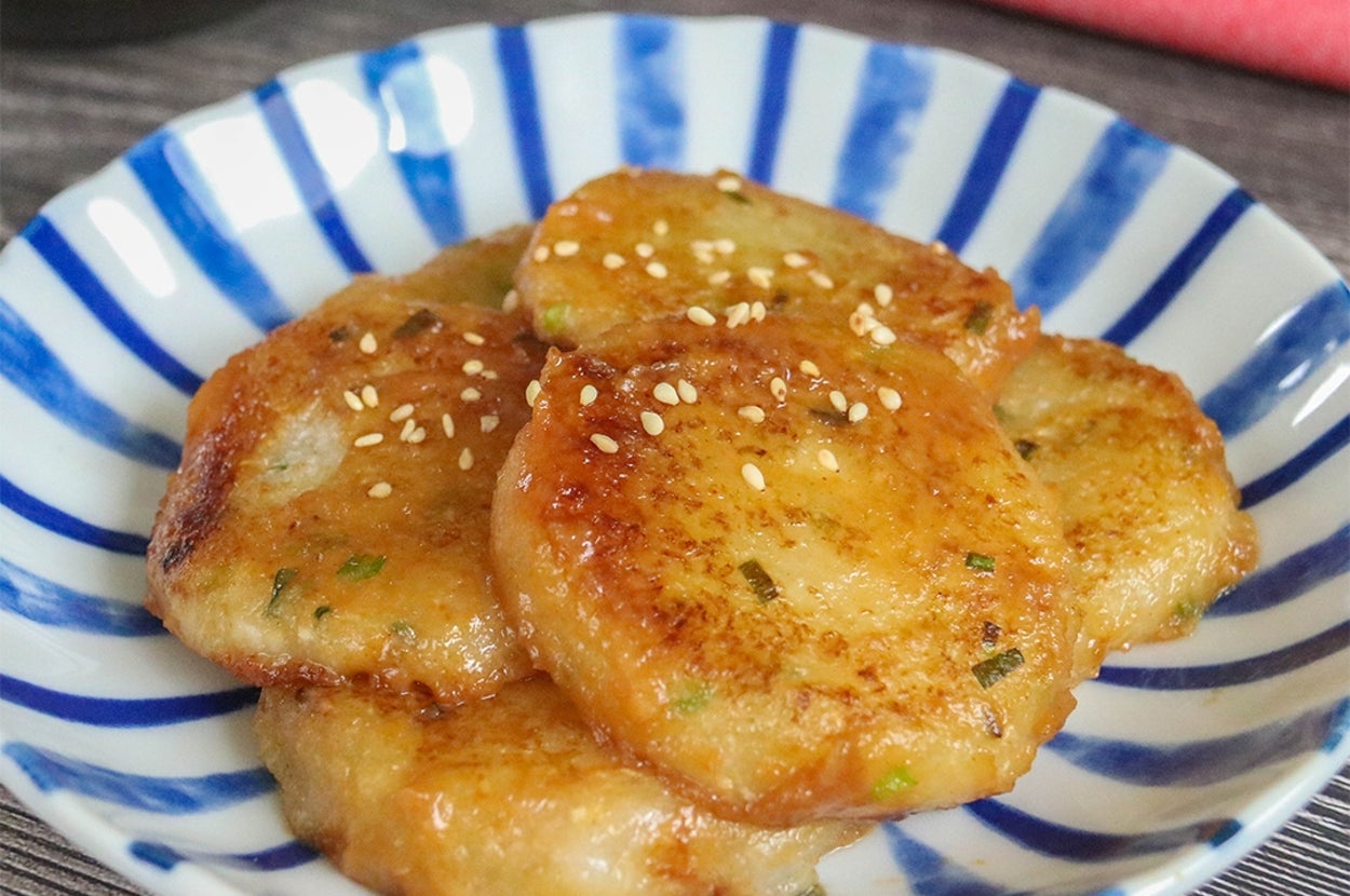 皿にのったみそ大根もち。香ばしく焼かれ、上に白いりごまがトッピングされている。