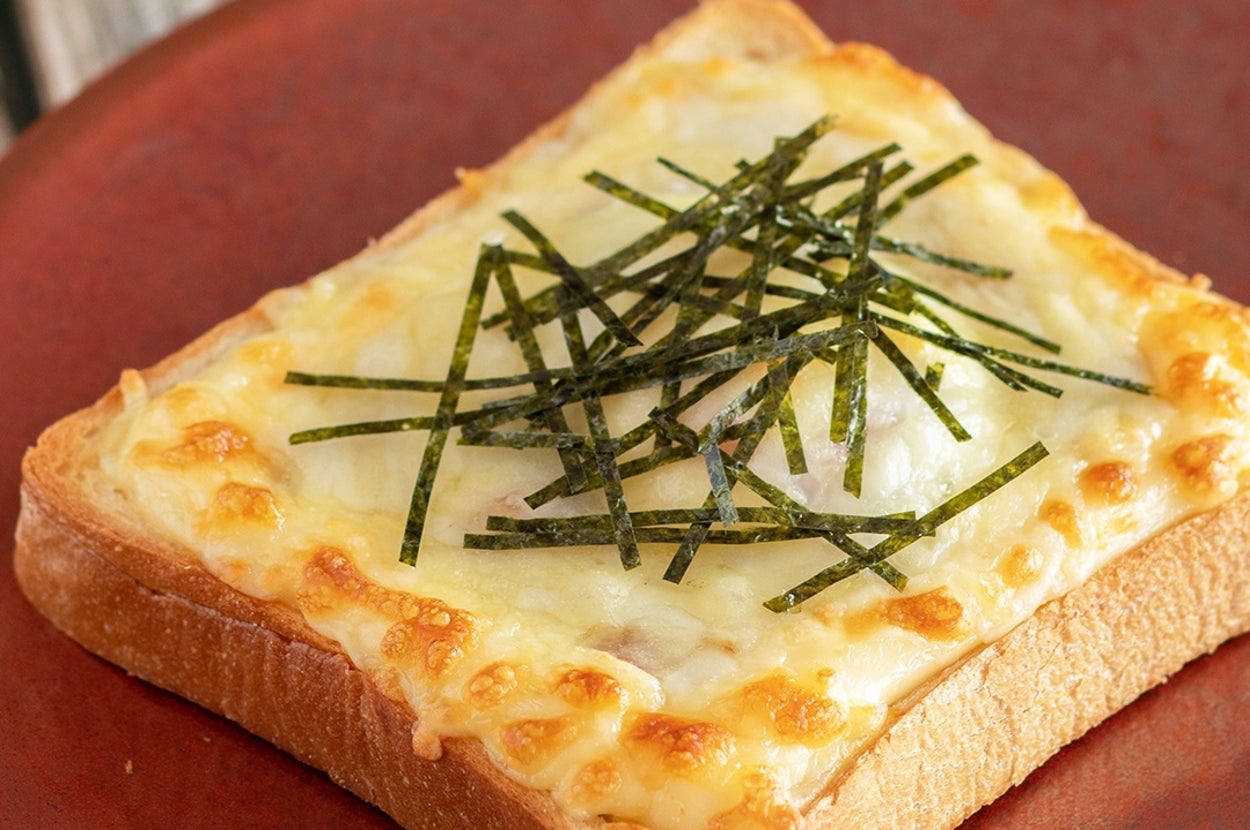 トーストの上にとろけたチーズと細切りの海苔がのせられています。