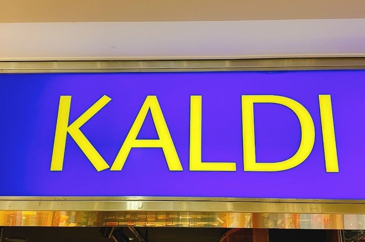 店舗看板に「KALDI」と表示されています。