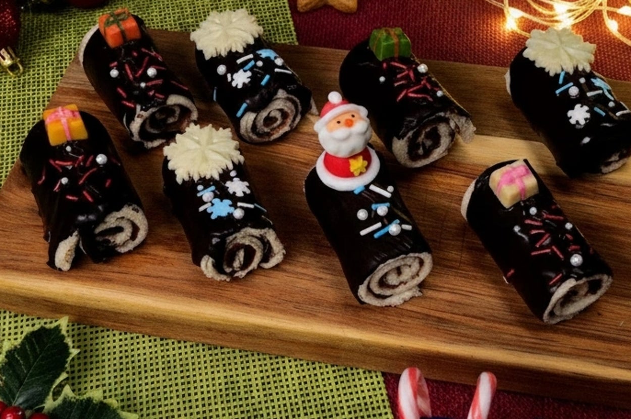 クリスマスのデザートセット。チョコレートケーキ、アイシングクッキー、キャンディケーンが飾られたテーブル。