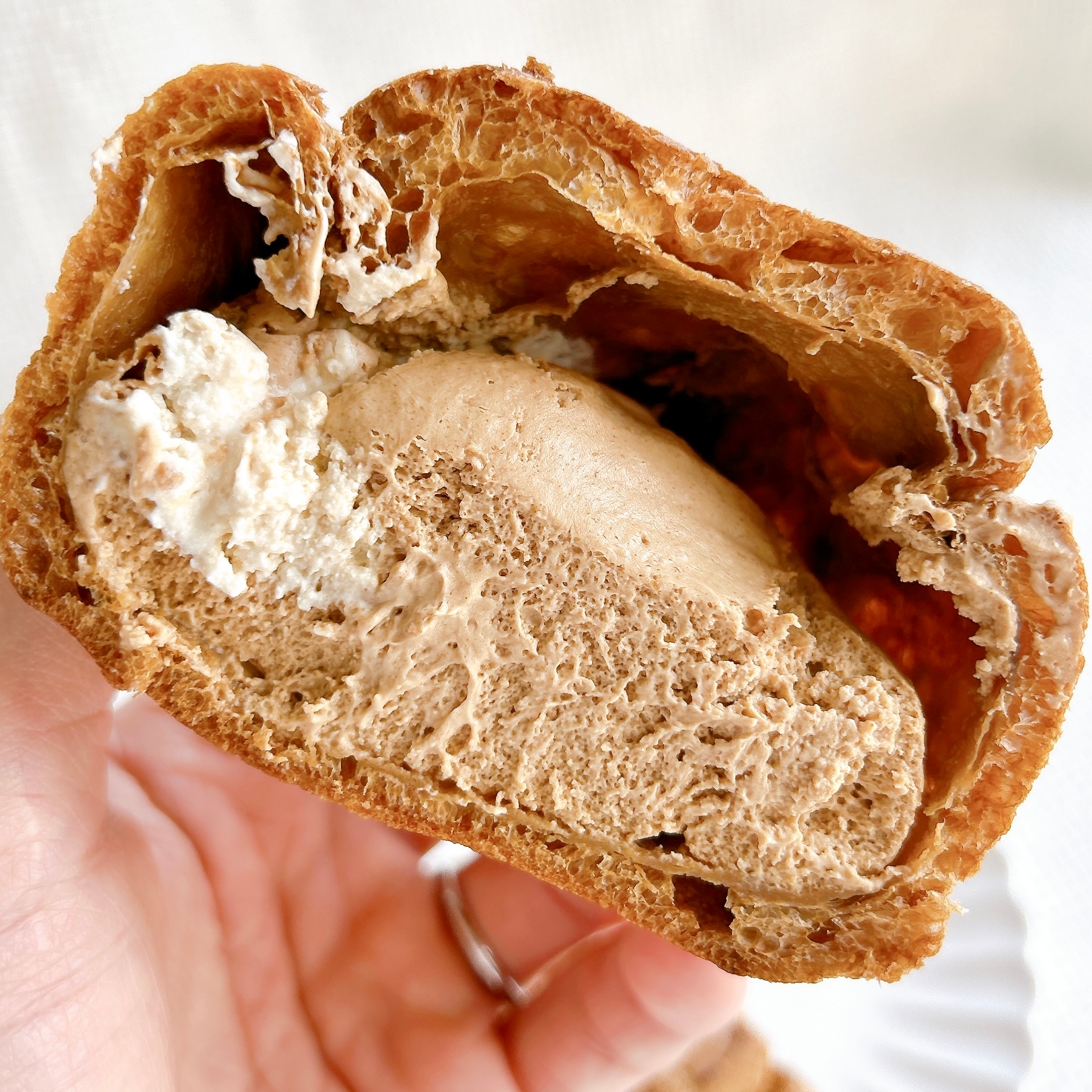 50%増量はやりすぎだって…！ローソンの「クリーム鬼盛りスイーツ」中身