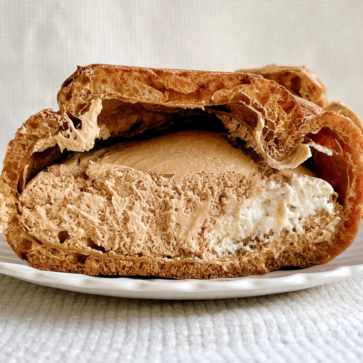 50%増量はやりすぎだって…！ローソンの「クリーム鬼盛りスイーツ」中身